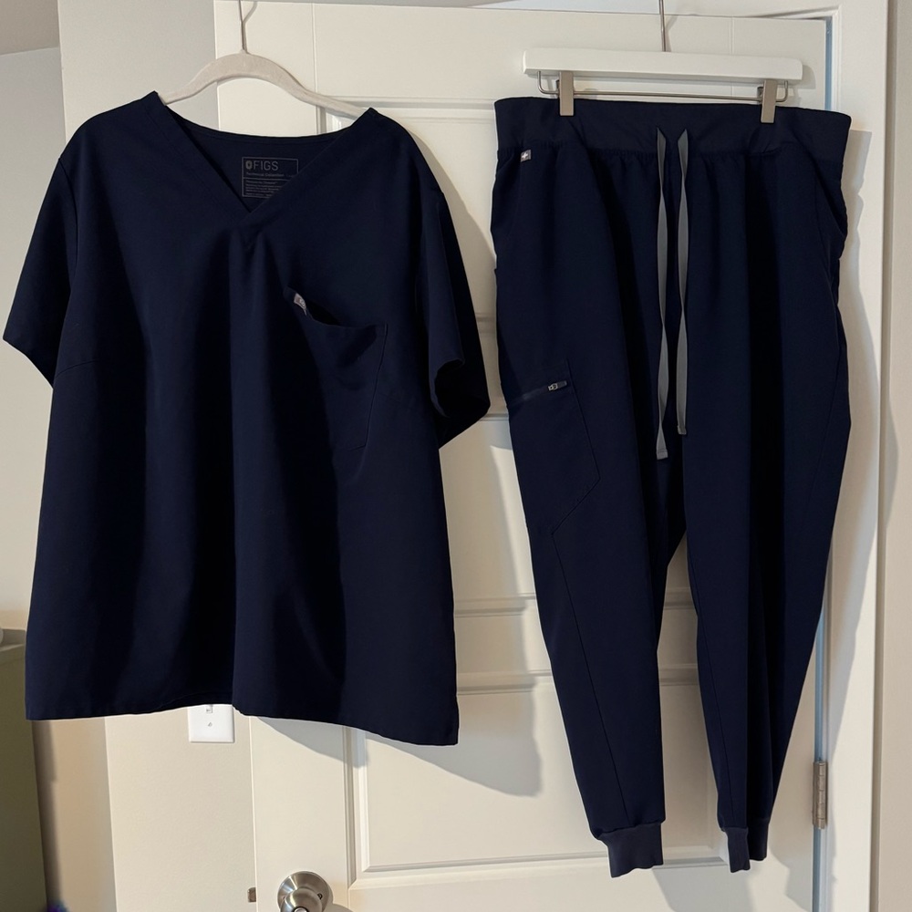 4X/3X Navy Figs scrub top (4X) and jogger pants (3X)